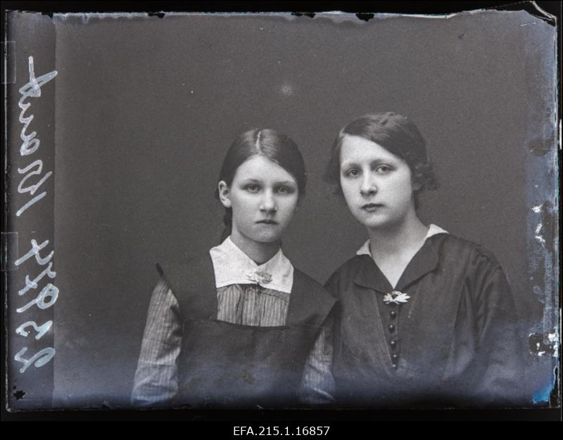 Kaks koolitüdrukut, (foto tellija Kraut).