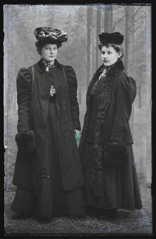 Kaks naist, (foto tellija Lind).