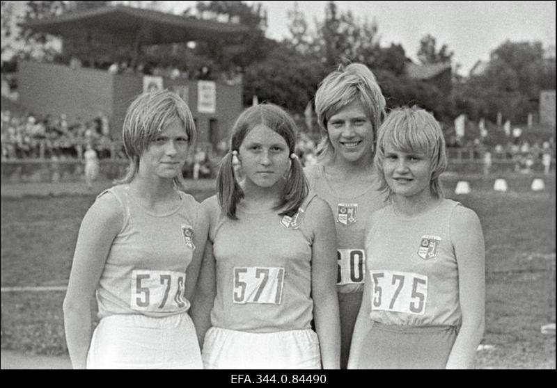 Pärnu 1. keskkooli parimad sprinterid (vasakult) Malle Vain, Tiina Klement, Tiina Sookand ja Leena Rubljova Nooruse 12. vabariiklikul spartakiaadil.
