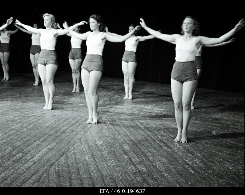 [Võimlemispedagoogi Ernst Idla] naisvõimlejate rühm harjutamas.