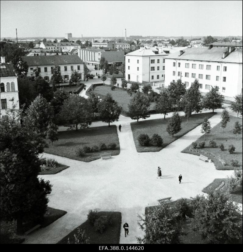 Vaade Linnaväljakule Raekoja tornist.
