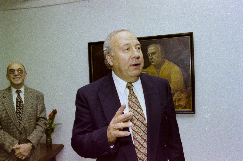 Detroidi sümfooniaorkestri dirigent Neeme Järvi pärast orkestri kontsertturneed Tallinnas Estonia teatris Jüri Arraku maali ees. Taga vasakul teatri kauaaegne peanäitejuht Estonia Seltsi esimees Arne Mikk.