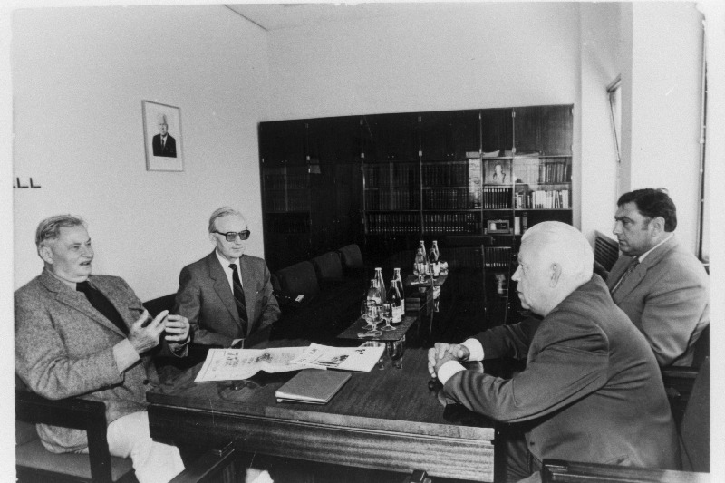 USA-s ilmuva ajalehe “Uus Ilm” toimetaja Mihkel Nukk (vasakul) vastuvõtul EKP Keskkomitee esimese sekretäri Karl Vaino (paremal) juures.