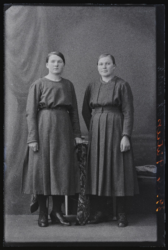 Kaks naist, (foto tellija Pütsepp).