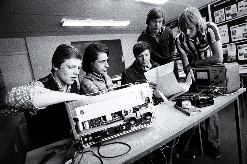 "Eesti Põllumajandustehnika" Rapla rajoonikoondise raadiotehnikaringi liikmed (vasakult) Toivo Osmin, Margus Pärt, ringi juhendaja Mart Osmin, Rein Soekov ja Heiki Sassion.