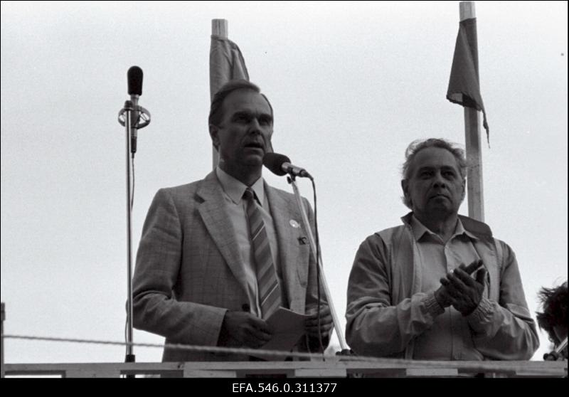 Delegatsioon lauluväljakul.