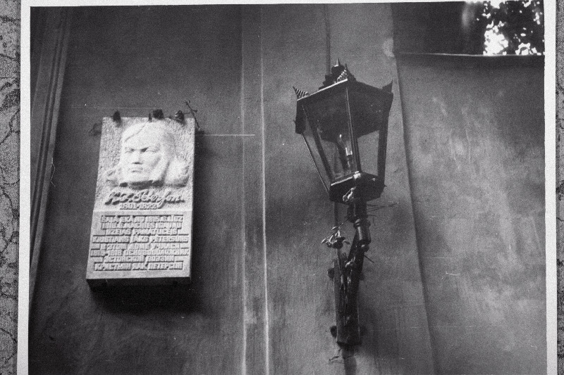 Luuletaja Kristjan Jaak Petersoni memoriaaltahvel Riias.