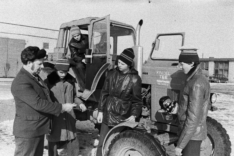 Viljandi rajooni "Kindla Tee" kolhoosi töökoja juhataja Juhan Aidak ja Sürgavere 8-klassilise kooli õpilased, põllumajandustehnika ringi liikmed Enn Türk, Marko Reimann, Marek Aron ja Alo Koik.