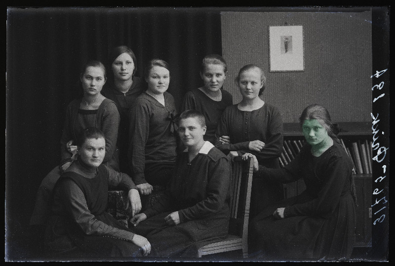 Grupp neiusid, (foto tellija Prikk).
