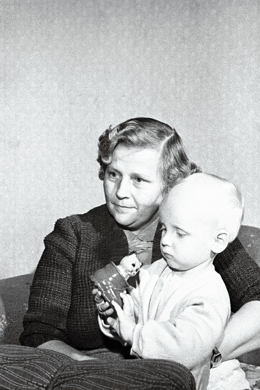 I järgu medaliga Emamedal autasustatud kuue lapse ema Eha Rosenfeld oma pisipoja Meelisega.