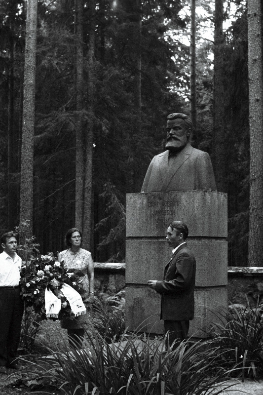 Pärja panek eesti publitsisti, kirjaniku ja pedagoogi Carl Robert Jakobsoni kalmule Kurgjal tema 125. sünniaastapäeval.