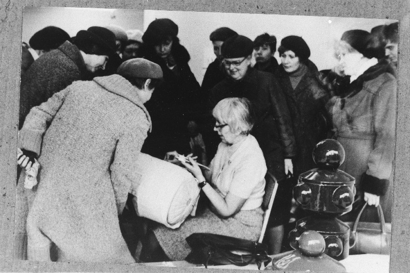 Kunstnik Helene Kuma demonstreerib oma personaalnäitusel pitsitehnikat.