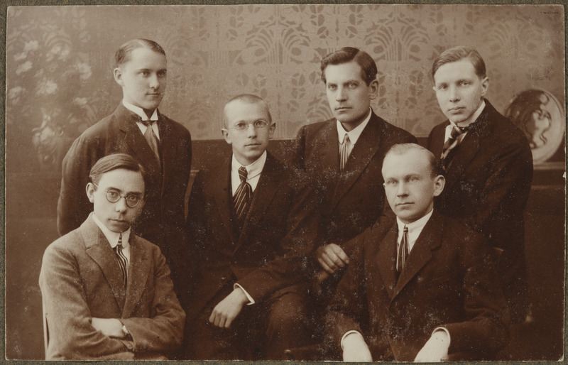 Eesti üliõpilaste seltsi "Veljesto" liikmed August Anni (Annist), Julius Mälson (Mägiste), Harri Moora, Johannes Eduard Õunapuu, Ants Oras ja Alfred Koort