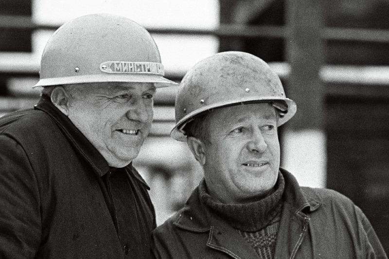 V. I. Lenini nimelise Kohtla-Järve Põlevkivitöötlemiskombinaadi eesrindlikud töötajad, 1975. a. Eesti NSV preemia laureaat elektroodkoksiseadme meister, keemiatsehhi parteiorganisatsiooni sekretär M. Andrejev (vasakul) ja vanemoperaator, pürolüüsitsehhi parteiorganisatsiooni sekretär N. Polikašov.