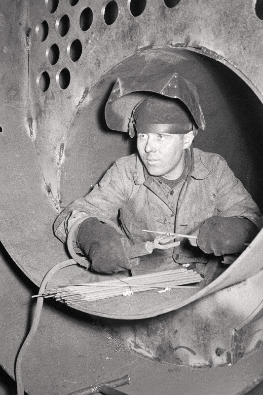 Kiviõli Põlevkivikeemia Kombinaadi eesrindlik elektrikeevitaja V. Heistonen töötamas.