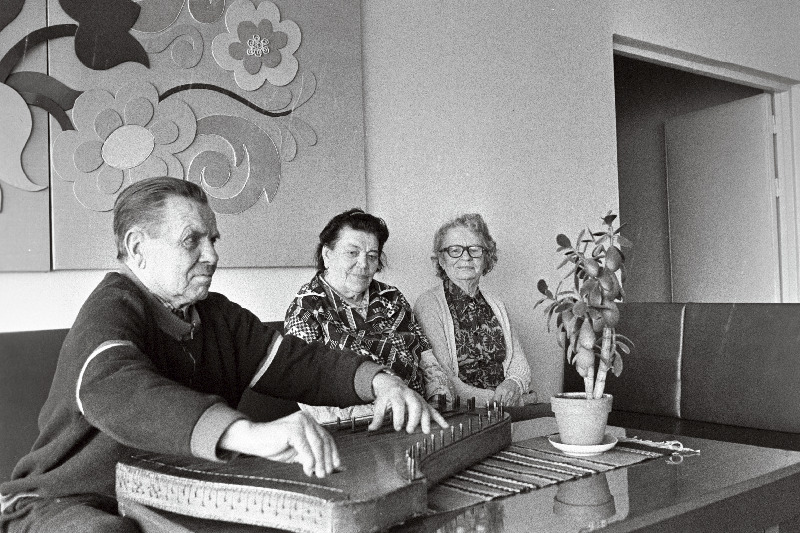 S.M. Kirovi nim. näidiskalurikolhoosi pansionaadis "Rannapere" mängib kannelt Suure Isamaasõja veteran Eduard Kass ja kuulavad Juuli Kull ning Salme Lepa.