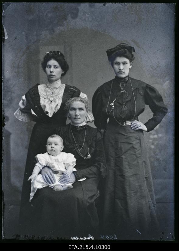 Grupp naisi ja väike laps, (foto tellija Sausen).