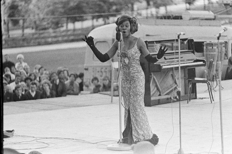 Jamaika lauljatar Totline Jacksoni esinemas kolmeteiskümne Ladina-Ameerika riigi varieteeprogrammis Lauluväljakul.