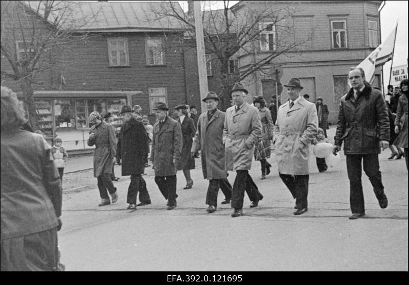 Eesti Põllumajanduse Akadeemia kolonn maidemonstratsioonil. Paremalt: EPA haldusprorektor Jaan Kark, rektor Nikolai Kozlov, teadusprorektor Armand Sukamägi, Ants Mikk, Sillamaa.