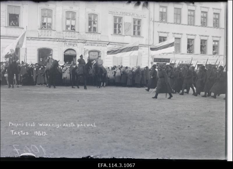 Vabadussõda. Eesti Vabariigi 1.aastapäeva paraad Raekoja platsil. Hobustel vasakult: 2.Diviisi staabi vanemohvitser alampolkovnikVladimir Ozol, ?, diviisiülem alampolkovnik Viktor Puskar, diviisi staabi ohvitser leitnant Mihkel Tang.