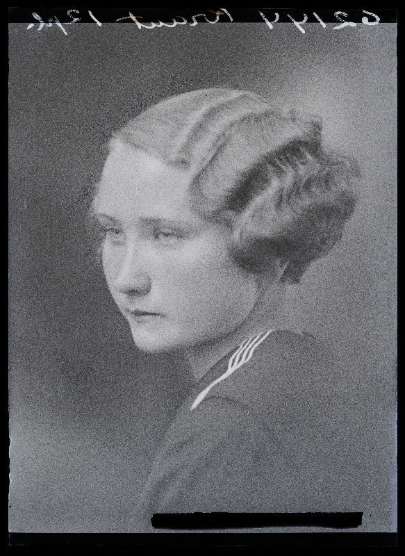 Viljandi Eesti Haridusseltsi Tütarlaste Gümnaasiumi õpilane Kraut.