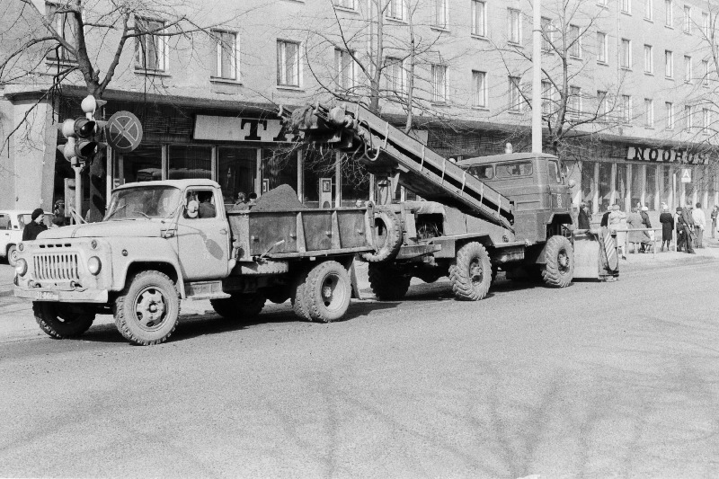 Talvise liiva koristamine Tartu tänavalt.