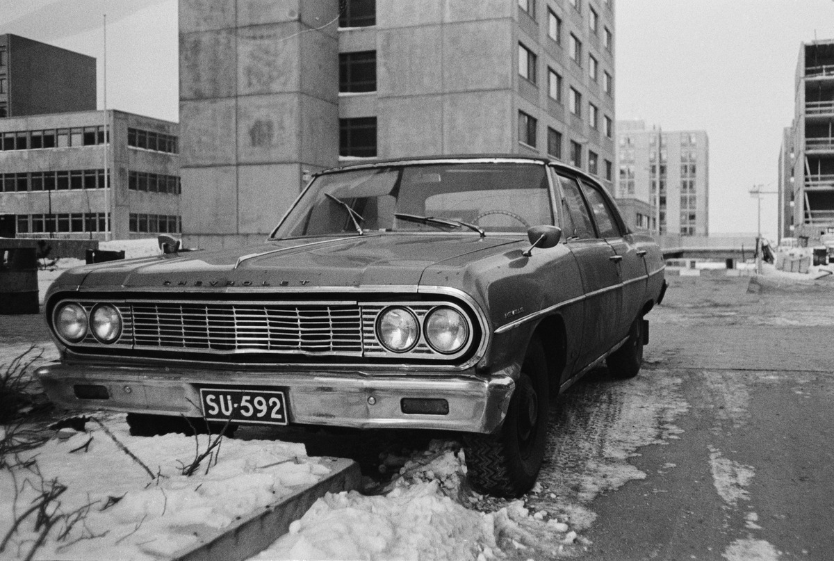 Chevrolet Chevelle vuodelta 1964 Itä-Pasilan rakennustyömaan keskellä