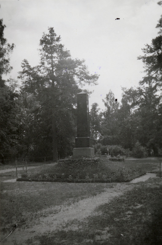 Eesti Vabadussõjas langenute mälestusmärk Kuusalu kalmistul.