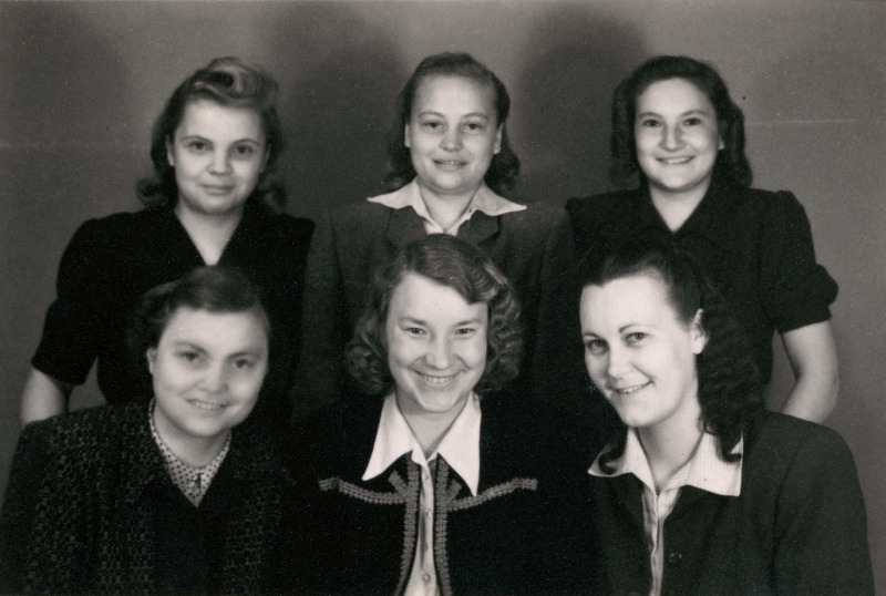 Vabariikliku Tartu Meditsiinilise Keskkooli õpilased. Esireas vasakult: Eva, x, Selma. Tagareas vasakult: Helje Jõgi, Linda, I kursuse õpilane Liidia Usai.