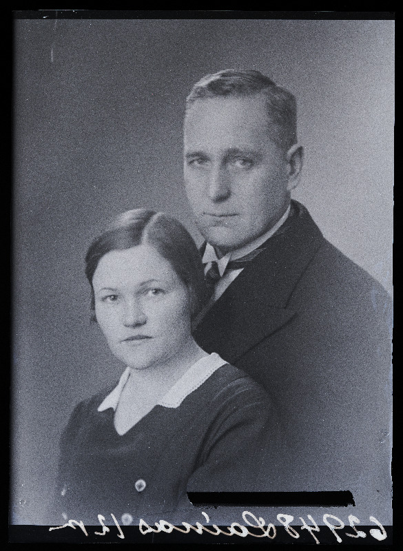 Holstre Algkooli juhataja August Lainas naisega.