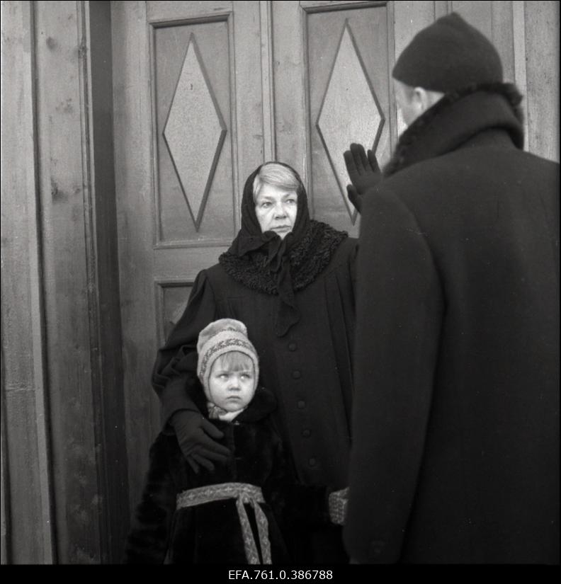 Filmi "Äratus" filmimine. Hilja Varem Nuudimäe Armilde osas. Liina Lintrop Väikese Liisi osas. Sulev Luik Linnamehe osas. Küüditajad on jõudnud Määritsa tallu.