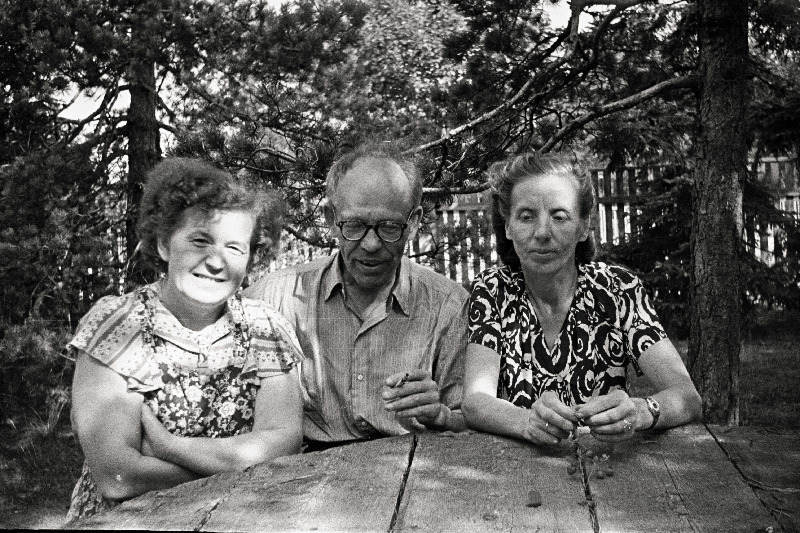 Koduuurija Karl Laane abikaasa Leida Laane (vasakult 1.), maalikunstnik Rudolf Sepp ja tema abikaasa.