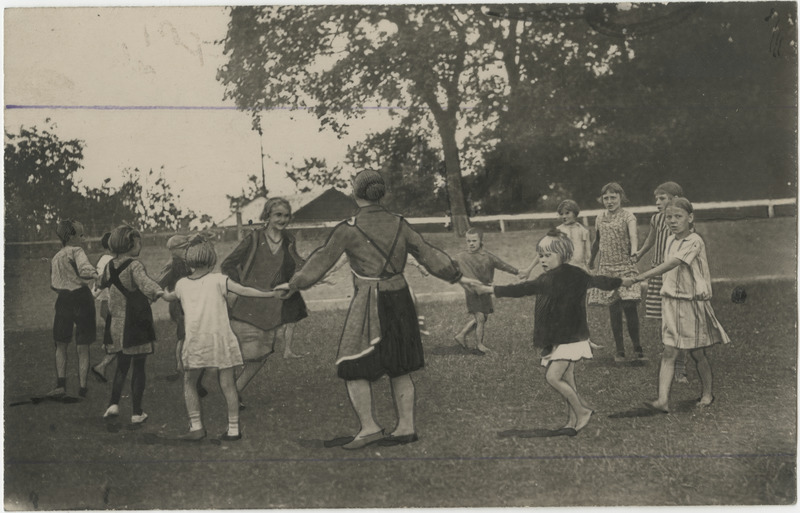 Tartu Jaama tn lastepuhkekodu lapsed mängumurul