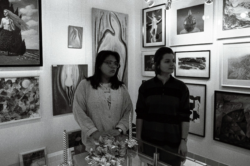 Galeriis Liivakell tutvustavad väljapanekuid müüjad Saule Reitel ja Anu Elmi.