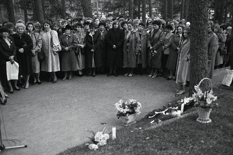 Eestimaa naiste kongress Metsakalmistul.