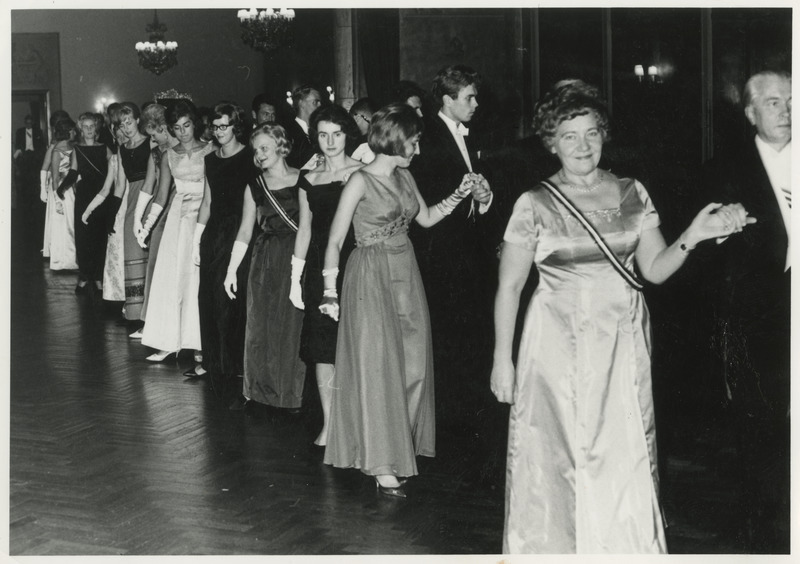 Stockholmi (üliõpilaste) Eesti Osakonna ball, tantsitakse poloneesi