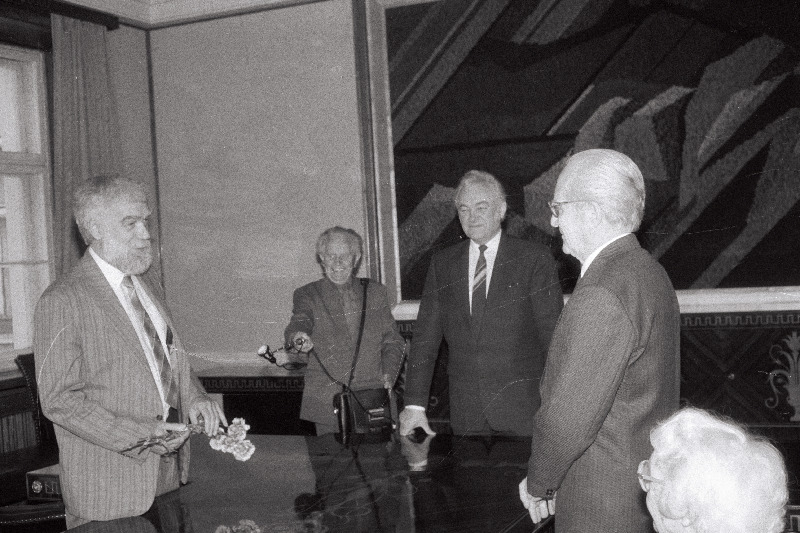 Kunstiteadlasele Villem Raamile aukirja üleandmisel Eesti Vabariigi Ülemnõukogus kõneleb Eesti Vabariigi Ülemnõukogu teadus-, haridus- ja kultuurikomisjoni esimees Enn Põldroos (vasakul). Keskel Eesti Vabariigi Ülemnõukogu esimees Arnold Rüütel.