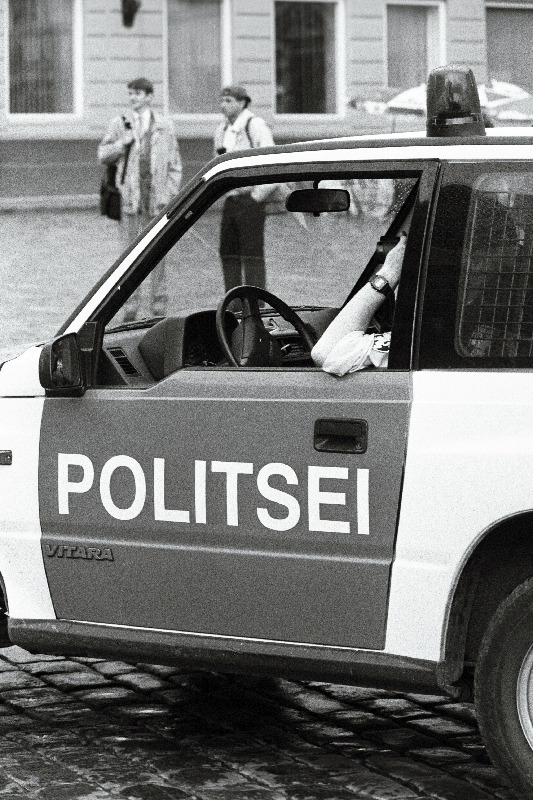 Politseiauto valvamas anarhistide kokkutuleku ajal.