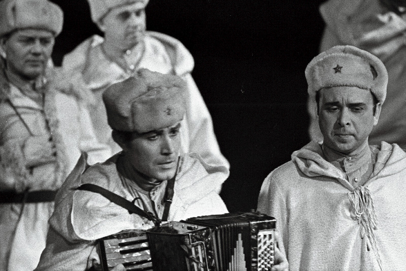 Stseen R. Valgre - Ü. Raudmäe muusikalist “Muinaslugu muusikas” RAT “Estonias”. Esiplaanil vasakul: Enn - Voldemar Kuslap.