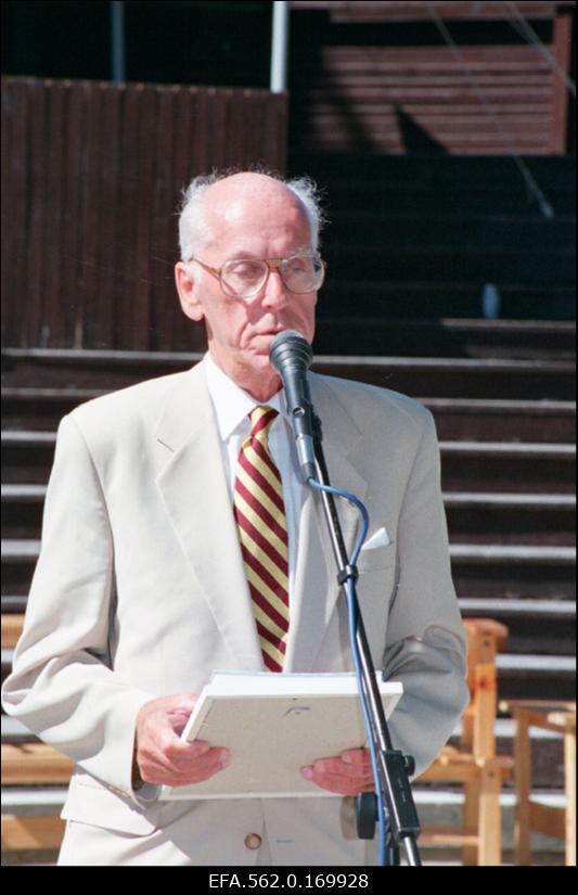 President Lennart Meri tervitab Saaremaa Ühisgümnaasiumi vilistlaste kokkutulekust osavõtjaid.