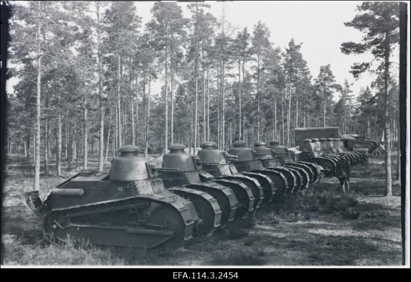 Eesti soomusautod ja tankid enne väljasõitu.