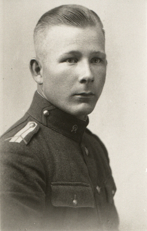 Kaitseväe Ühendatud Õppeasutuste Sõjakooli insneri aspirantide komando aspirant Leo Raamat.