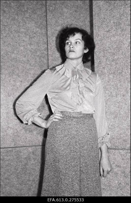 Klementis-peakunstnik, peakonstruktor, rõivamudelid, krookimis- ja tikkimismasinad.