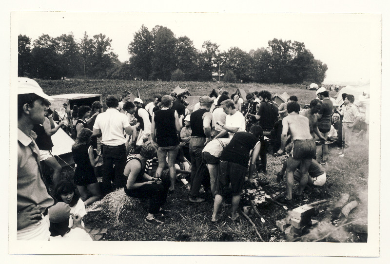 EÜE-84 kokkutulek Karksi-Nuias. Malevlased toimetamas telklaagri ees