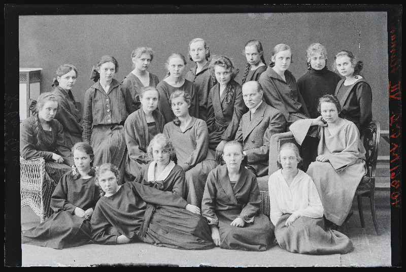 Viljandi Kroonu Tütarlaste Gümnaasiumi VII klass (humanitaar).
