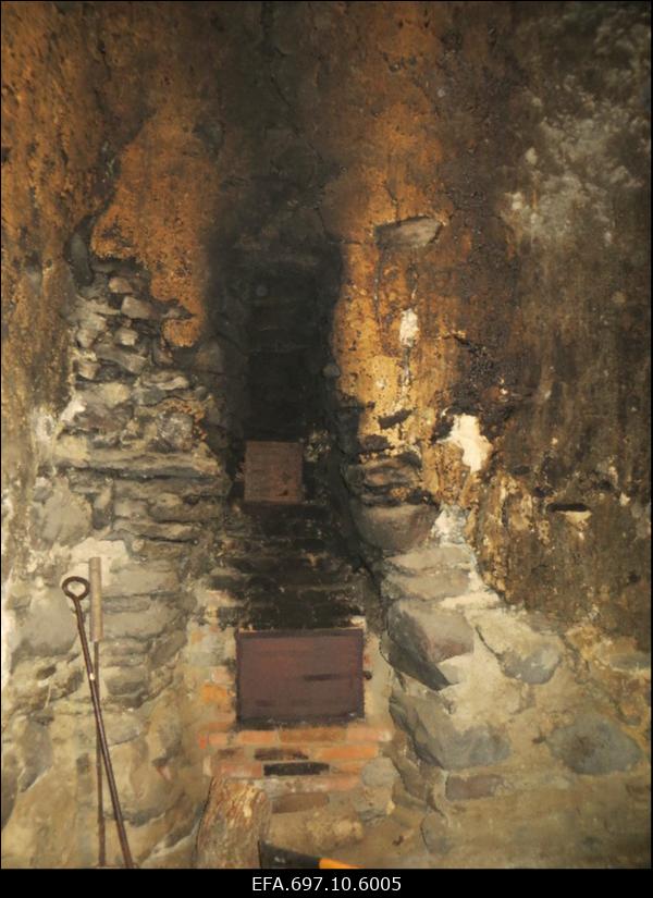 Keskvere mõisa valitsejamaja. Mantelkorsten.