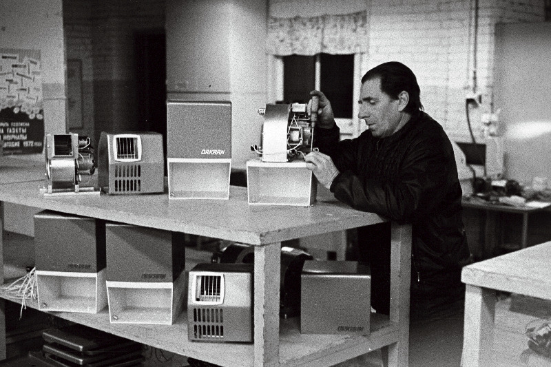 Tartu Kaubandusinventaritehase vaneminsener Igor Markov omakonstrueeritud kätekuivatiga "Orkaan".