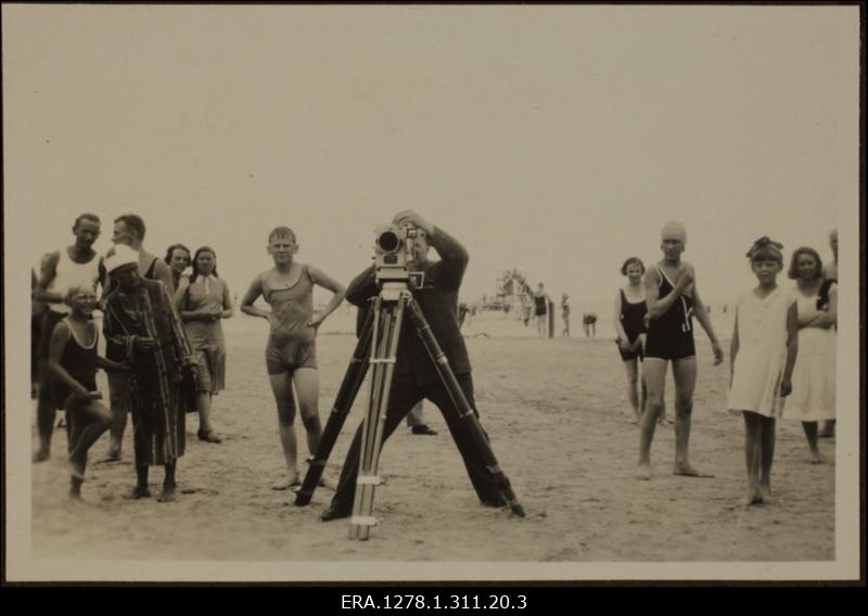 Välisdiplomaatide ringreis Eestis juulis 1931. Suplejad ning fotograaf Pärnu rannas.