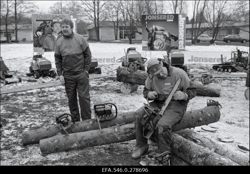 Metsatöötehnika väljapanek Eesti näitusel.
