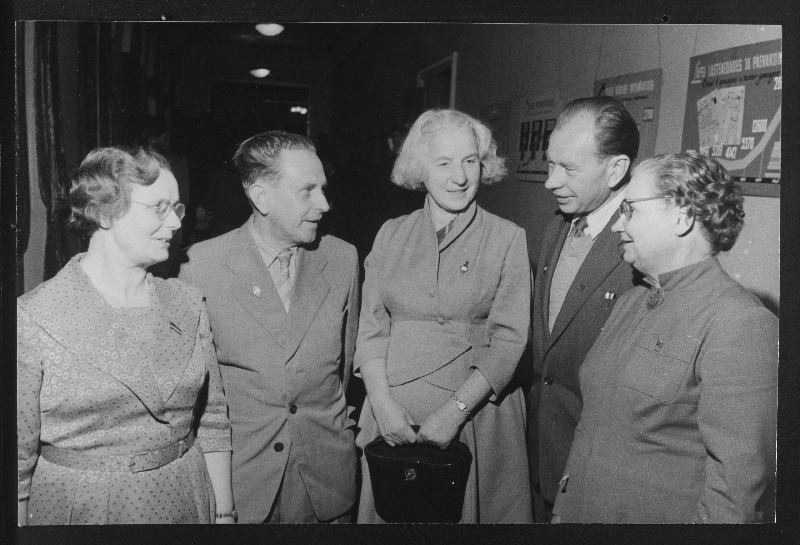 Lenini ordeniga autasustatud vabariikliku õpetajate kongressi delegaadid (vasakult): R. Aulas, H. Reisenbuk, N. Grigorjeva, A. Sillar ja E. Siilivask.